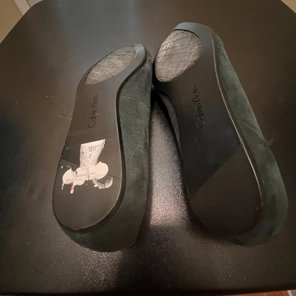 Calvin Klein size 9.5 green suede flats